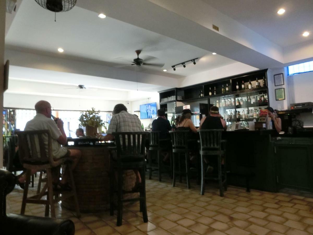 Отель The Travellers Arms Чиангмай Экстерьер фото